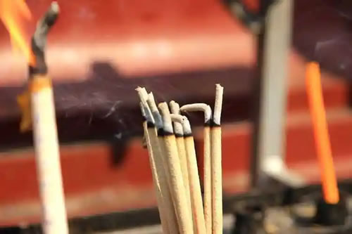 西方灵媒VS道家法师：超度方式的本质差异